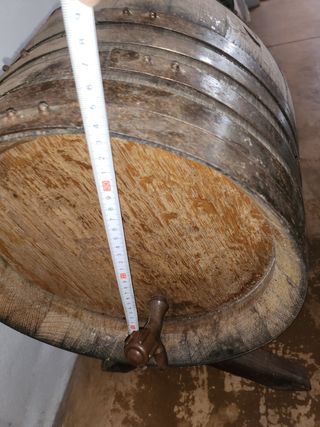 Barricas de vino en uso