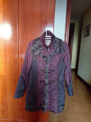 Abrigo largo morado con cuello de pelo