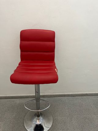 3 Taburete rojo con base de metal