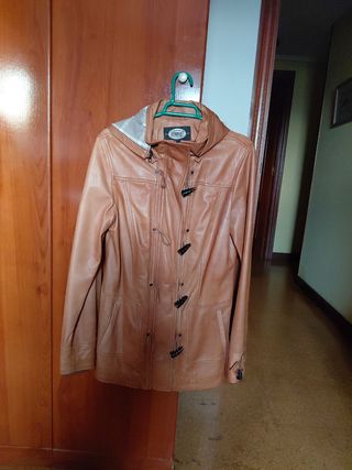 Chaqueta de piel marrón. Pone 44 pero es una M .
