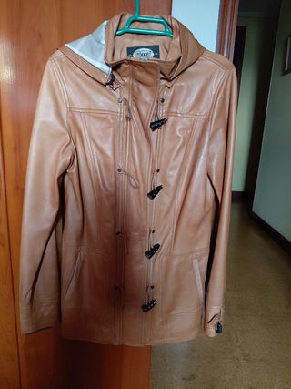 Chaqueta de piel marrón. Pone 44 pero es una M .