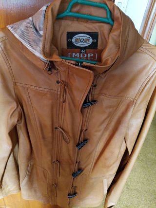 Chaqueta de piel marrón. Pone 44 pero es una M .