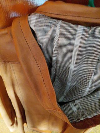 Chaqueta de piel marrón. Pone 44 pero es una M .