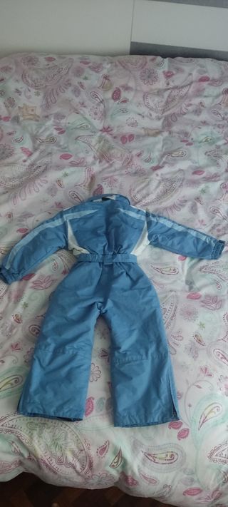 Traje de nieve azul y blanco