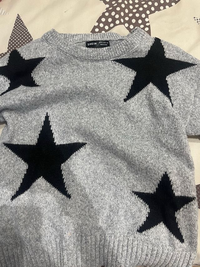 Jersey gris SHEIN estrellas negras talla M