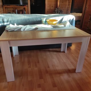 Mesa de comedor de madera extensible, desplegada