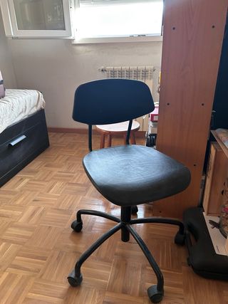 Silla de escritorio negra con ruedas