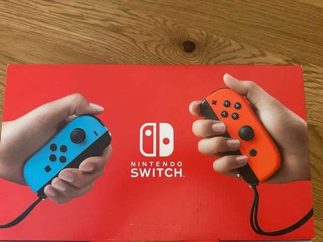 Nintendo Switch blu e arancione