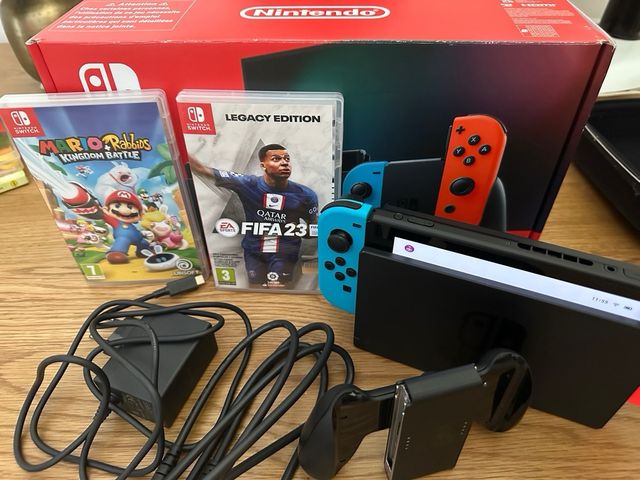 Nintendo Switch blu e arancione
