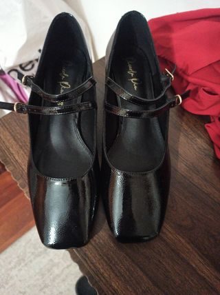 Zapatos negros de tacón con tiras