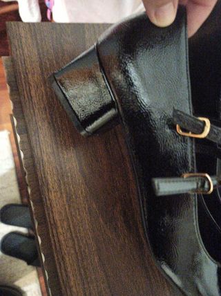 Zapatos negros de tacón con tiras