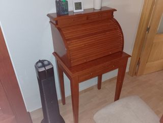 Mueble secreter de madera. Buen estado. Recoger.