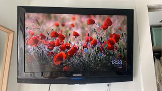 Samsung TV 32'' con soporte de pared