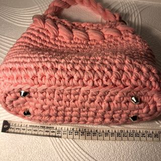 Borsa fatta a mano in fettuccia rosa con un manico