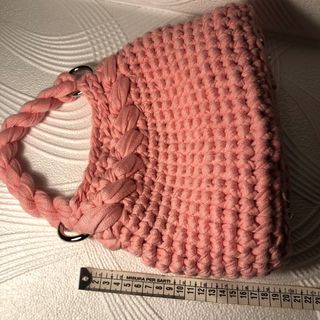 Borsa fatta a mano in fettuccia rosa con un manico