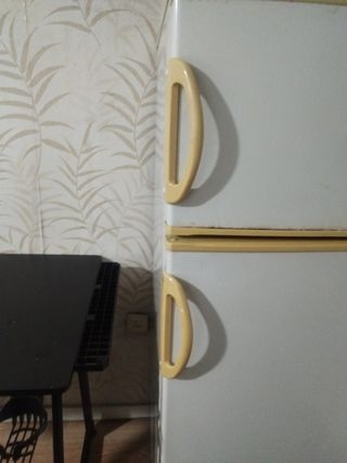 Nevera blanca con tiradores amarillos