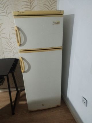 Nevera blanca con tiradores amarillos