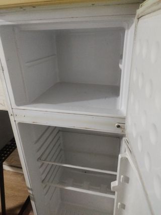 Nevera blanca con tiradores amarillos