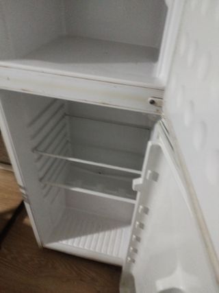 Nevera blanca con tiradores amarillos