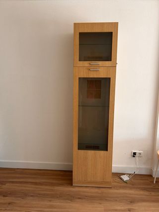 Vitrina de madera con puertas de cristal