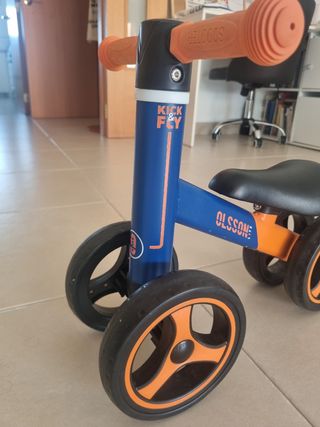 Bicicleta infantil azul y naranja