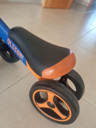 Bicicleta infantil azul y naranja