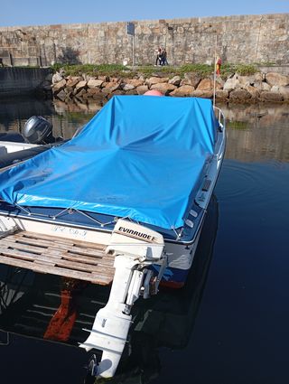 Embarcación a motor Glastron