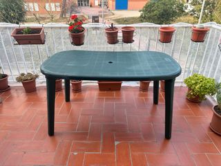 Mesa de terraza verde y sombrilla