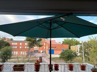 Mesa de terraza verde y sombrilla