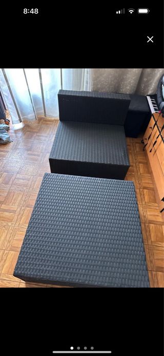 Mesa y sillón de ratán negro