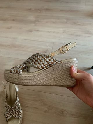 Sandalias de cuña doradas y plateadas