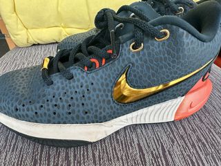 Zapatillas Nike LeBron James Doradas