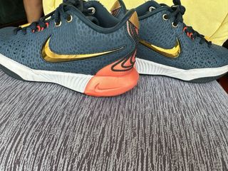 Zapatillas Nike LeBron James Doradas