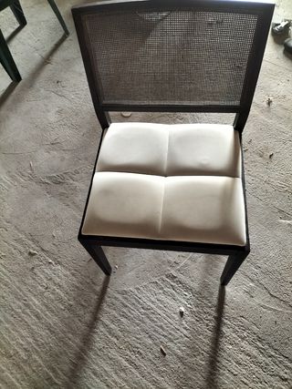 Mesa de comedor oscura y sillas