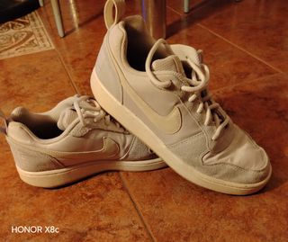 Zapatillas Nike Beige y Blancas