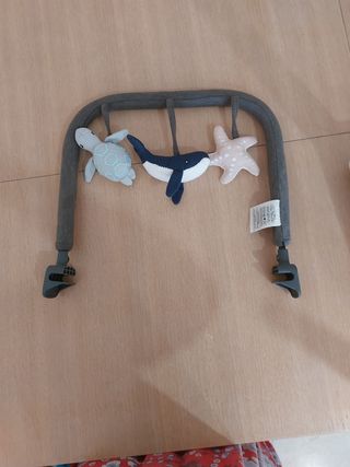 Arco para hamaca Ergobaby con juguetes