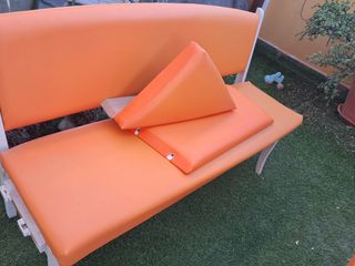 Banco de cocina naranja madera y polipiel con mesa