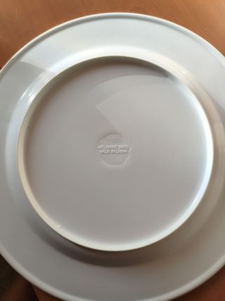 Platos llanos de plástico beige y blanco