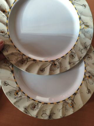 Platos llanos de plástico beige y blanco