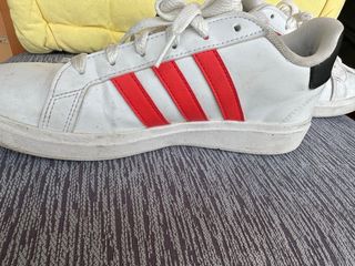 Zapatillas Adidas Blancas con Rayas Rojas