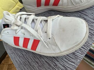 Zapatillas Adidas Blancas con Rayas Rojas