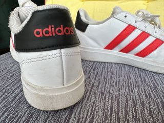 Zapatillas Adidas Blancas con Rayas Rojas
