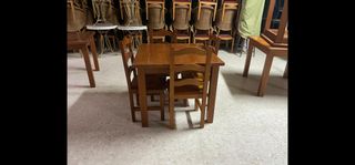 Set di 30 tavoli e sedie in legno