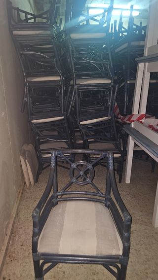 Set di 30 tavoli e sedie in legno