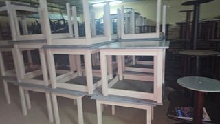 Set di 30 tavoli e sedie in legno