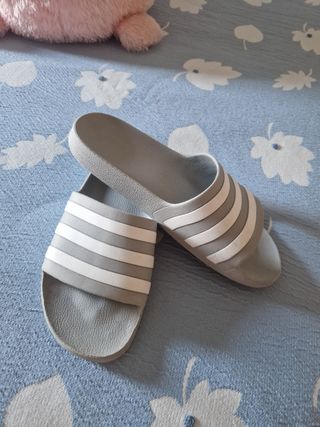 Chanclas Adidas grises