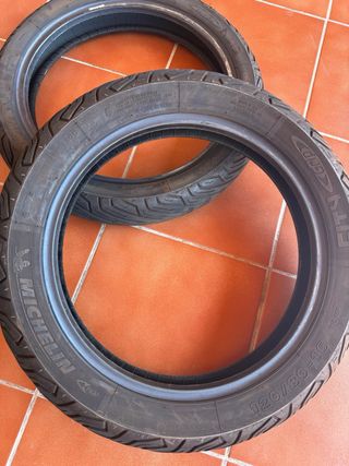 neumáticos Michelin 100/80-16 y 120/80-16.