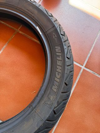 neumáticos Michelin 100/80-16 y 120/80-16.