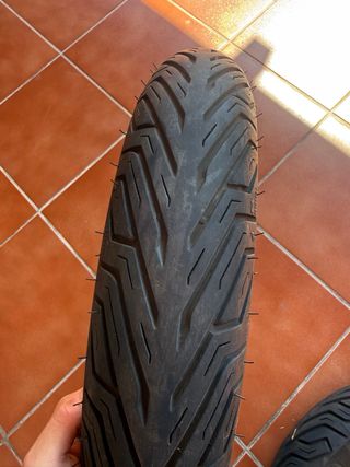 neumáticos Michelin 100/80-16 y 120/80-16.