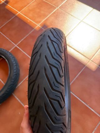 neumáticos Michelin 100/80-16 y 120/80-16.